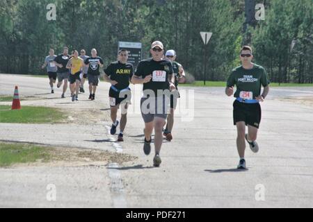 I partecipanti passano attraverso il corso della fiera benessere 5k Run/a 2 miglio a piedi il 16 maggio 2018, davanti Rumpel Centro Fitness a Fort McCoy, Wis. la gara faceva parte del complesso di Fort McCoy Wellness fiera. Più di 500 persone hanno partecipato salone dove essi hanno partecipato alla gara o visitato dozzine di informazioni visualizzata con i prodotti e i servizi offerti da aziende locali e le agenzie di post. La direzione della famiglia e morale, il benessere e la ricreazione organizzato l'evento durante il quale la Croce Rossa americana ha tenuto una unità di sangue; gli screening sanitari sono stati offerti; e sportello 49 premi sono stati consegnati ai partecipanti la fiera Foto Stock