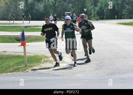 I partecipanti passano attraverso il corso della fiera benessere 5k Run/a 2 miglio a piedi il 16 maggio 2018, davanti Rumpel Centro Fitness a Fort McCoy, Wis. la gara faceva parte del complesso di Fort McCoy Wellness fiera. Più di 500 persone hanno partecipato salone dove essi hanno partecipato alla gara o visitato dozzine di informazioni visualizzata con i prodotti e i servizi offerti da aziende locali e le agenzie di post. La direzione della famiglia e morale, il benessere e la ricreazione organizzato l'evento durante il quale la Croce Rossa americana ha tenuto una unità di sangue; gli screening sanitari sono stati offerti; e sportello 49 premi sono stati consegnati ai partecipanti la fiera Foto Stock