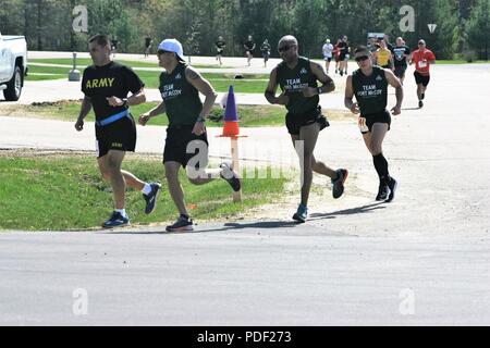 I partecipanti passano attraverso il corso della fiera benessere 5k Run/a 2 miglio a piedi il 16 maggio 2018, davanti Rumpel Centro Fitness a Fort McCoy, Wis. la gara faceva parte del complesso di Fort McCoy Wellness fiera. Più di 500 persone hanno partecipato salone dove essi hanno partecipato alla gara o visitato dozzine di informazioni visualizzata con i prodotti e i servizi offerti da aziende locali e le agenzie di post. La direzione della famiglia e morale, il benessere e la ricreazione organizzato l'evento durante il quale la Croce Rossa americana ha tenuto una unità di sangue; gli screening sanitari sono stati offerti; e sportello 49 premi sono stati consegnati ai partecipanti la fiera Foto Stock