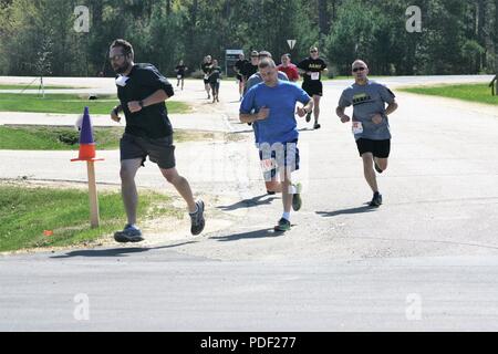 I partecipanti passano attraverso il corso della fiera benessere 5k Run/a 2 miglio a piedi il 16 maggio 2018, davanti Rumpel Centro Fitness a Fort McCoy, Wis. la gara faceva parte del complesso di Fort McCoy Wellness fiera. Più di 500 persone hanno partecipato salone dove essi hanno partecipato alla gara o visitato dozzine di informazioni visualizzata con i prodotti e i servizi offerti da aziende locali e le agenzie di post. La direzione della famiglia e morale, il benessere e la ricreazione organizzato l'evento durante il quale la Croce Rossa americana ha tenuto una unità di sangue; gli screening sanitari sono stati offerti; e sportello 49 premi sono stati consegnati ai partecipanti la fiera Foto Stock