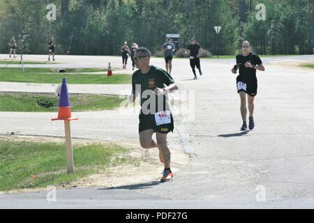 I partecipanti passano attraverso il corso della fiera benessere 5k Run/a 2 miglio a piedi il 16 maggio 2018, davanti Rumpel Centro Fitness a Fort McCoy, Wis. la gara faceva parte del complesso di Fort McCoy Wellness fiera. Più di 500 persone hanno partecipato salone dove essi hanno partecipato alla gara o visitato dozzine di informazioni visualizzata con i prodotti e i servizi offerti da aziende locali e le agenzie di post. La direzione della famiglia e morale, il benessere e la ricreazione organizzato l'evento durante il quale la Croce Rossa americana ha tenuto una unità di sangue; gli screening sanitari sono stati offerti; e sportello 49 premi sono stati consegnati ai partecipanti la fiera Foto Stock