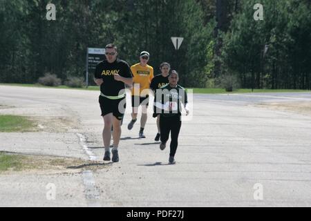 I partecipanti passano attraverso il corso della fiera benessere 5k Run/a 2 miglio a piedi il 16 maggio 2018, davanti Rumpel Centro Fitness a Fort McCoy, Wis. la gara faceva parte del complesso di Fort McCoy Wellness fiera. Più di 500 persone hanno partecipato salone dove essi hanno partecipato alla gara o visitato dozzine di informazioni visualizzata con i prodotti e i servizi offerti da aziende locali e le agenzie di post. La direzione della famiglia e morale, il benessere e la ricreazione organizzato l'evento durante il quale la Croce Rossa americana ha tenuto una unità di sangue; gli screening sanitari sono stati offerti; e sportello 49 premi sono stati consegnati ai partecipanti la fiera Foto Stock