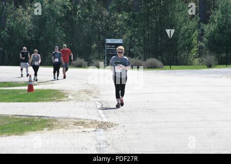 I partecipanti passano attraverso il corso della fiera benessere 5k Run/a 2 miglio a piedi il 16 maggio 2018, davanti Rumpel Centro Fitness a Fort McCoy, Wis. la gara faceva parte del complesso di Fort McCoy Wellness fiera. Più di 500 persone hanno partecipato salone dove essi hanno partecipato alla gara o visitato dozzine di informazioni visualizzata con i prodotti e i servizi offerti da aziende locali e le agenzie di post. La direzione della famiglia e morale, il benessere e la ricreazione organizzato l'evento durante il quale la Croce Rossa americana ha tenuto una unità di sangue; gli screening sanitari sono stati offerti; e sportello 49 premi sono stati consegnati ai partecipanti la fiera Foto Stock