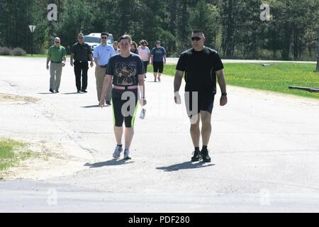 I partecipanti passano attraverso il corso della fiera benessere 5k Run/a 2 miglio a piedi il 16 maggio 2018, davanti Rumpel Centro Fitness a Fort McCoy, Wis. la gara faceva parte del complesso di Fort McCoy Wellness fiera. Più di 500 persone hanno partecipato salone dove essi hanno partecipato alla gara o visitato dozzine di informazioni visualizzata con i prodotti e i servizi offerti da aziende locali e le agenzie di post. La direzione della famiglia e morale, il benessere e la ricreazione organizzato l'evento durante il quale la Croce Rossa americana ha tenuto una unità di sangue; gli screening sanitari sono stati offerti; e sportello 49 premi sono stati consegnati ai partecipanti la fiera Foto Stock