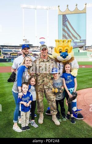 La famiglia Laffey pone con il Kansas City Royals' di terzo baseman Mike Moustakas e i Royals' mascotte durante una sorpresa homecoming Maggio 19, 2018 presso Kauffman Stadium, Kansas City, Mo. Laffey prima della distribuzione è stata a Kandahar Airfield, Afghanistan, nel 2012. Foto Stock