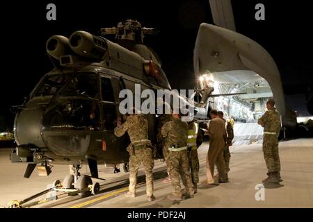 KABUL, Afghanistan (20 maggio 2018) - Membri della Royal Air Force britannica preparare per il carico di un Puma HC Mk2 medium elicottero di supporto a bordo di un Royal Air Force C-17 Globemaster III a Hamid Karzai dall'aeroporto internazionale di Kabul, Afghanistan, 20 maggio 2018. Questo Puma tornerà per il Regno Unito per la manutenzione di routine. (Sostegno deciso Foto Stock