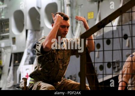 KABUL, Afghanistan (20 maggio 2018) - Membri della Royal Air Force britannica preparare per il carico di un Puma HC Mk2 medium elicottero di supporto a bordo di un Royal Air Force C-17 Globemaster III a Hamid Karzai dall'aeroporto internazionale di Kabul, Afghanistan, 20 maggio 2018. Questo Puma tornerà per il Regno Unito per la manutenzione di routine. (Sostegno deciso Foto Stock