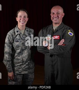 Stati Uniti Air Force Lt. Col. Adrienne Stahl, 325Manutenzione comandante dello squadrone, e il tenente Col. Brian T. Stahl, in uscita 325Formazione Assistenza comandante dello squadrone, sorriso per un Foto Stock