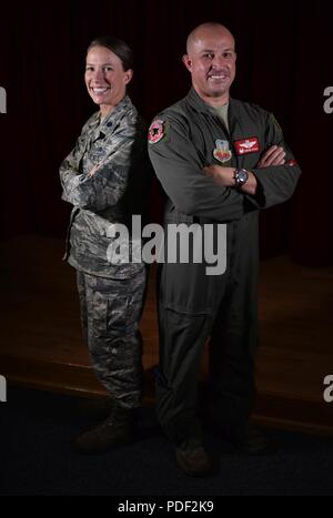 Stati Uniti Air Force Lt. Col. Adrienne Stahl, 325Manutenzione comandante dello squadrone, e il tenente Col. Brian T. Stahl, in uscita 325Formazione Assistenza comandante dello squadrone, sorriso per un Foto Stock