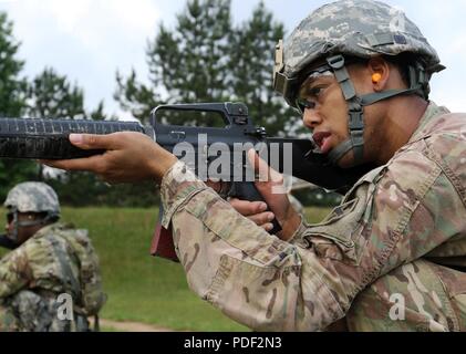 Stati Uniti Army Spc. Langston G. Horne di Atlanta, un driver per la 461st Risorse Umane Company, germogli di qualificarsi con la sua arma a Fort Benning tiro con la carabina maggio 18. La sua unità di riserva ha trascorso il fine settimana di formazione con i loro sistemi di armamenti. Foto Stock