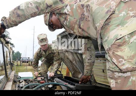 Stati Uniti Army Spc. Melissa J. Bertram di Alpharetta, Georgia e SPC. Langston G. Horne di Atlanta con la 461st Risorse Umane Company esaminare un Humvee per problemi meccanici come parte della formazione a Fort Benning, Ga., 19 maggio. Foto Stock