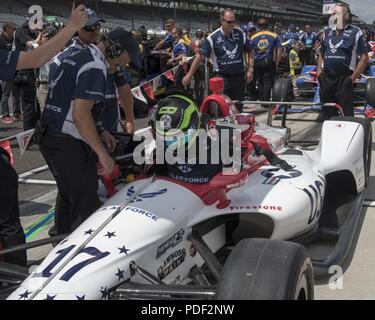 Conor Daly, driver della #17 U.S. Air Force Servizio reclutamento Thom Burns Racing Honda, entra nella macchina prima di un tentativo di qualifica durante il "bump day" 19 maggio 2018, a Indianapolis Motor Speedway di Indianapolis. La voce per Conor Daly è stata la prima volta che gli Stati Uniti Air Force ha sponsorizzato un auto a Indy 500. Foto Stock