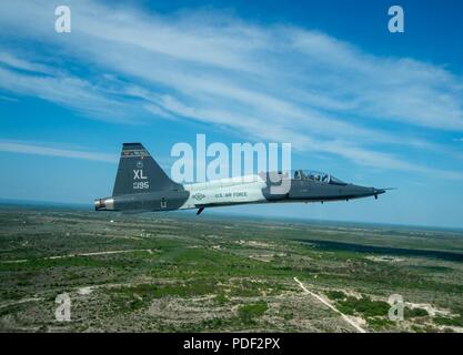 Un T-38 Taloni vola vicino a Laughlin Air Force Base su 16 Maggio, 2018. Il T-38 è uno dei tre aeromobili volato da piloti durante il corso di laurea formazione pilota. Foto Stock