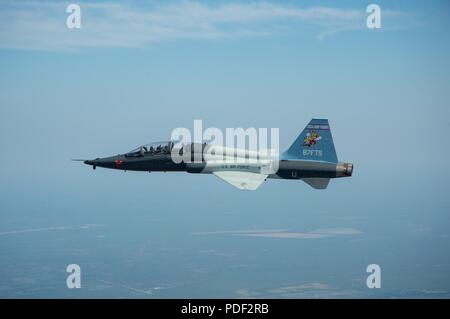 Un T-38 Taloni vola vicino a Laughlin Air Force Base su 17 Maggio, 2018. Il T-38 è uno dei tre aeromobili volato da piloti durante il corso di laurea formazione pilota. Foto Stock