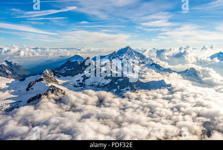 Una strabiliante e drammatica vista del Corno Bianco sopra le nuvole come si vede dal Cervino Foto Stock