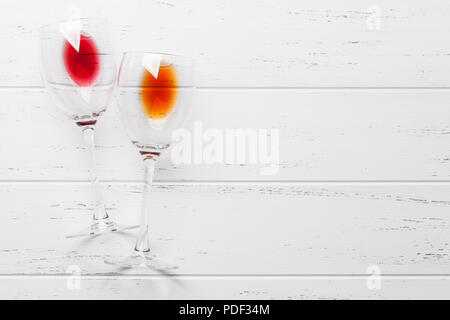 Bicchieri di vino bianco sul tavolo di legno. Vista da sopra con lo spazio per il testo Foto Stock