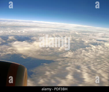 Un pittorica di opere d'arte digitale, derivato da una fotografia, ovviamente preso un aereo finestra, alta sopra la terra e le nuvole per quella materia, Foto Stock