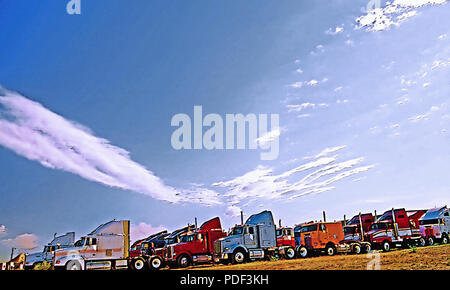 Tutti questi trattori semi schierate insieme brilla al sole estivo ha attirato la mia attenzione. Ho girato un diverso tipo di paesaggio, un 'truckscape', Foto Stock