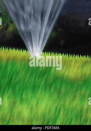 Una semplice fotografia di un tubo attaccato lawn sprinkler, preso a basso angolo a quasi il livello di erba, è stato testurizzato digitalmente e altrimenti enhanced, Foto Stock