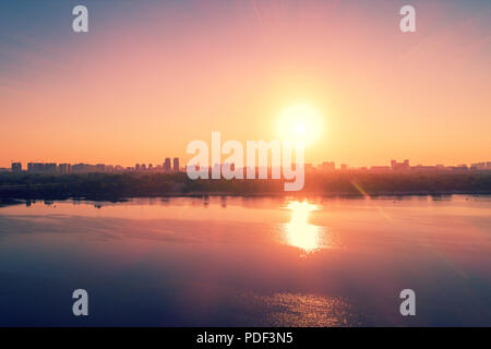 Skyline, la riva sinistra della città di Kiev a sunrise. La riva sinistra del Dnepr Foto Stock