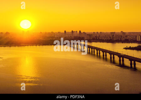 Skyline, la città di Kiev al mattino, Patona Bridge. La riva sinistra del Dniepr. Uccelli-eye Foto Stock