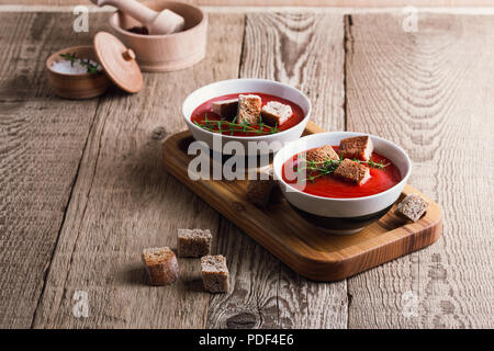 Tradizionale zuppa di pomodoro guarnita con pane di segale di crostini e timo Foto Stock