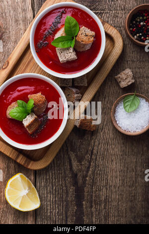 Tradizionale zuppa di pomodoro guarnita con pane di segale crostini e timo, vista dall'alto Foto Stock