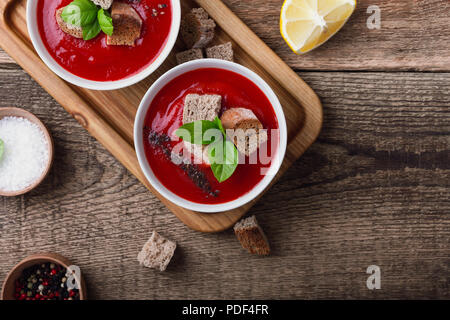Tradizionale zuppa di pomodoro guarnita con pane di segale crostini e timo, vista dall'alto Foto Stock