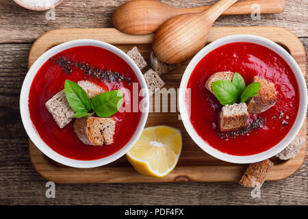 Tradizionale zuppa di pomodoro guarnita con pane di segale crostini e timo, vista dall'alto Foto Stock