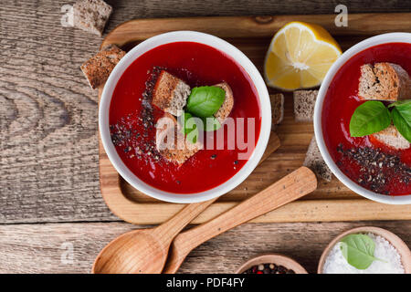 Tradizionale zuppa di pomodoro guarnita con pane di segale crostini e timo, vista dall'alto Foto Stock