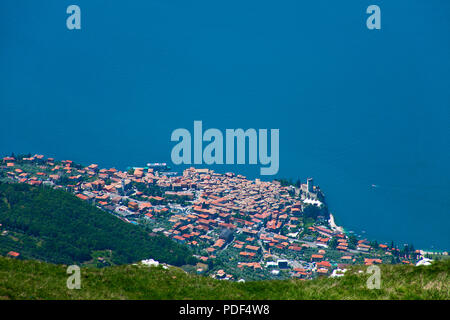 Vista dal Monte Baldo a Malcesine e il lago di Garda, provincia di Verona, Lago di Garda, Lombardia, Italia Foto Stock