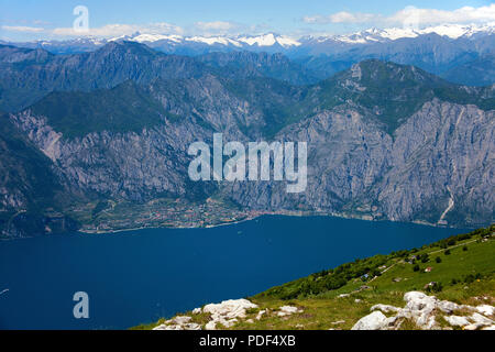 Vista dal Monte Baldo sul Lago di Garda, Malcesine, provincia di Verona, Lago di Garda, Lombardia, Italia Foto Stock