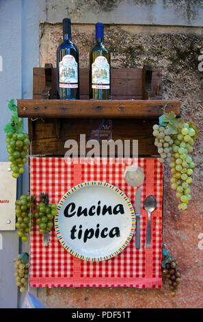 Cucina tipica, Weinflaschen und Weintrauben als Dekoration un einem Ristorante, MALCESINE, gardasee, Lombardei, Italien | Cucina tipica, bottiglie di vino Foto Stock