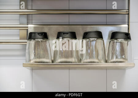 Impostare assortiti di colorate spezie in polvere in una bottiglia di vetro isolato su sfondo bianco. Vasi di vetro per il condimento Foto Stock