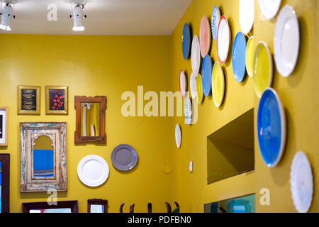 Design moderno degli interni della casa. Le piastre sulla parete esotica home progettazione di interni. Acquario di parete Foto Stock