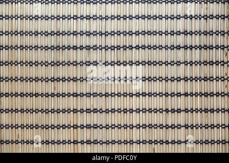 Una stuoia di paglia. Finitura opaca in stile vintage, la consistenza della tessitura di paglia. Esso è collegato tramite fili. Foto Stock