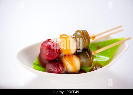 Dango giapponese dessert con 3 diversi colori in rosa (rosso), il bianco e il verde, ricetta, hanami Dango, tsukimi Dango, copia dello spazio. Foto Stock