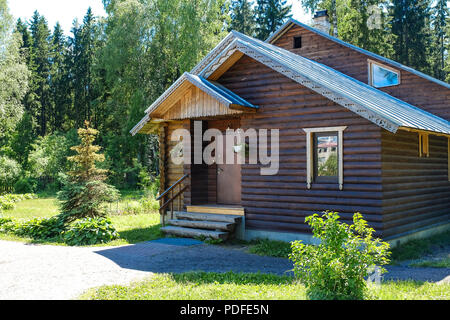 Country house con Windows in laminato di impiallacciatura di legname. Foto Stock