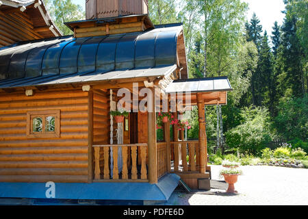 Country house con Windows in laminato di impiallacciatura di legname. Foto Stock