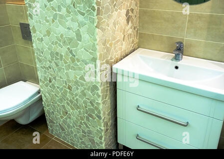 Lavabo moderno il lavandino in bagno. Giallo miscelatore dell'acqua. Foto Stock