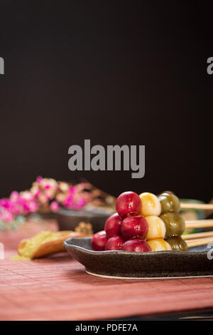 Dango giapponese dessert con 3 diversi colori in rosa (rosso), il bianco e il verde, ricetta, hanami Dango, tsukimi Dango, copia dello spazio. Foto Stock