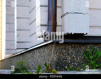 Country house con Windows in laminato di impiallacciatura di legname. Foto Stock