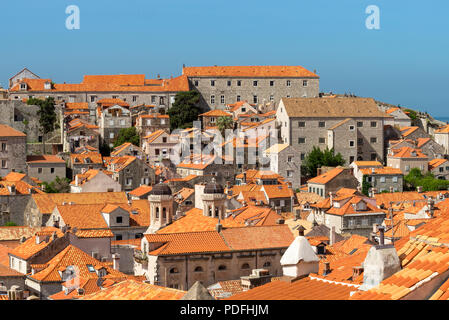 Dubrovnik Città Vecchia come visto dalle mura della città. Foto Stock