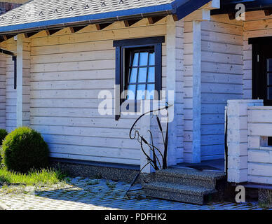 Country house con Windows in laminato di impiallacciatura di legname. Foto Stock