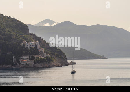 Guardando verso sud lungo la costa adriatica da Dubrovnik Mura, Croazia. Foto Stock