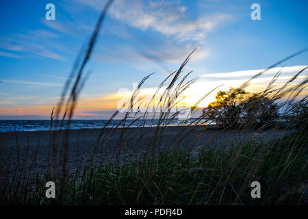 Tramonto sul mare di uno dei più bei doni della natura per uomo Foto Stock