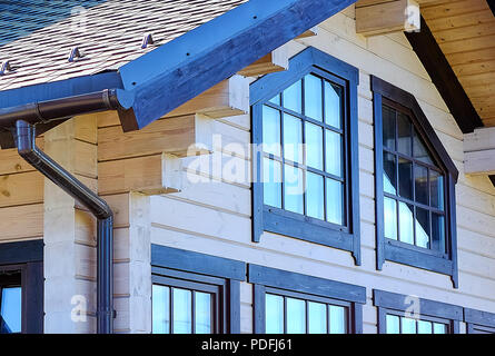 Country house con Windows in laminato di impiallacciatura di legname. Foto Stock