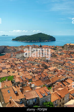 Affacciato su Dubrovnik Città Vecchia e verso Lokrum dalle mura della città. Foto Stock