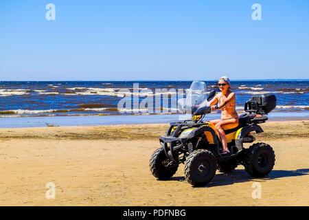 San Pietroburgo. La RUSSIA. 05.272018 quattro ruote di bicicletta da strada motociclista nel casco Foto Stock