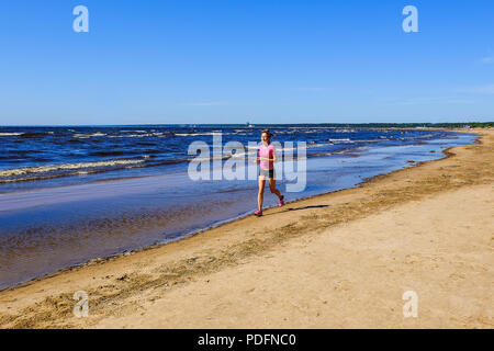 San Pietroburgo. La RUSSIA. Campionato 05272018 Kite surf. Una bellissima bambina corre lungo la riva. Foto Stock